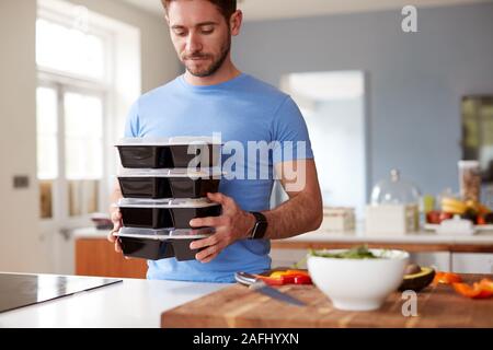 Mann Vorbereitung Charge von gesunden Mahlzeiten zu Hause in der Küche Stockfoto