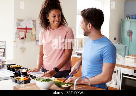 Paar Vorbereitung Charge von gesunden Mahlzeiten zu Hause in der Küche zusammen Stockfoto