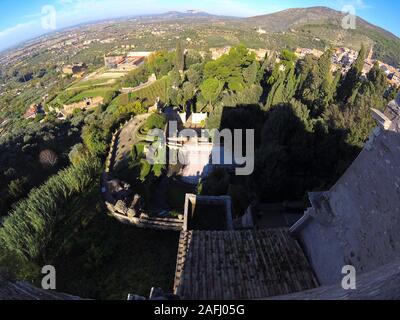 Panoramablick auf den Park der Villa D'Este Tivoli, Italien, vom Fenster des historischen Hauses in der Villa d Este. Stockfoto