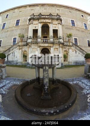 Villa d'Este in Tivoli, Italien - die Fassade der Villa. Villa d'Este, Tivoli, Region Latium, Italien: Blick auf das Nyphäum (Grotte) auf der Vialone Stockfoto