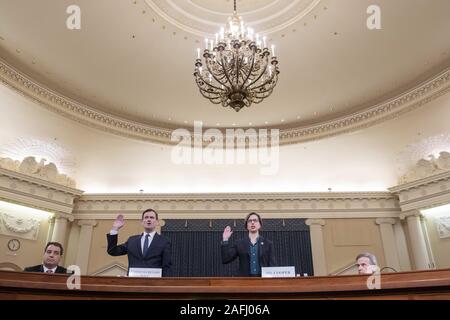November 20, 2019, Washington, District of Columbia, USA: Stellvertretender Sekretär für das US-Verteidigungsministerium Laura Cooper (R) und der Unterstaatssekretär für politische Angelegenheiten, David Hale (L) sind in das Haus permanent Select Committee geschworen auf Intelligenz öffentliche Anhörung über die amtsenthebung Anfrage in US-Präsident Donald J. Trumpf, auf dem Capitol Hill in Washington, DC, USA, 20. November 2019. Die amtsenthebung Anfrage wird von drei Kongressausschüssen geführt und wurde nach der Beanstandung durch den Whistleblower, behauptet US-Präsident Donald J. Trumpf um Hilfe gebeten aus der Pr gestartet Stockfoto