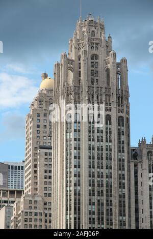 CHICAGO, USA - 27. JUNI 2013: Tribune Tower neo-gotische Wolkenkratzer in Chicago. Es ist 462 ft (141 m) hoch und ist Teil der historischen Michigan-Wacker Distri Stockfoto