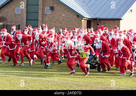 Oxfordshire, UK - 14. Dezember 2019: Verkleidet als Weihnachtsmann nehmen Sie Teil an den jährlichen santa Fun Run. Stockfoto