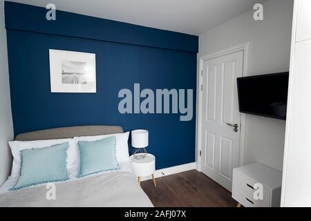 Modernes Schlafzimmer, mit Blick über das Bett zur Tür Stockfoto