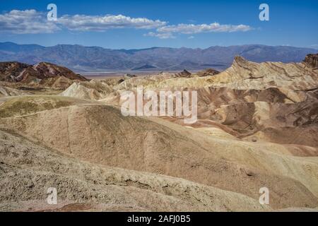 Zabriskie Point, durch ein Labyrinth von Wild erodiert und Farbenkräftigen badlands im Death Valley, USA umgeben Stockfoto