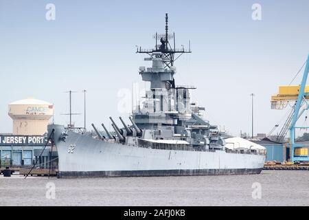 CAMDEN, USA - 11. JUNI 2013: USS New Jersey Museum Schiff auf dem Delaware River in Camden, USA. Der Iowa-Klasse Schlachtschiff ist der verzierte Schlachtschiff i Stockfoto