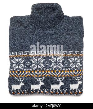 Blau gestrickt Weihnachten rollkragen pullover oder Pullover aus traditionellem Design mit weißen Skandinavischen geometrische Verzierung auf weißem Hintergrund gelegt gefaltet Stockfoto