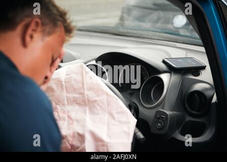 Männliche Autofahrer verletzt im Auto Crash Nach über Handy während der Fahrt Stockfoto