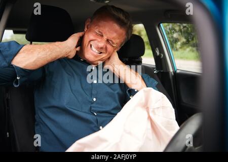 Männliche Kraftfahrer mit Schleudertrauma In Car Crash mit Airbag ausgelöst Stockfoto