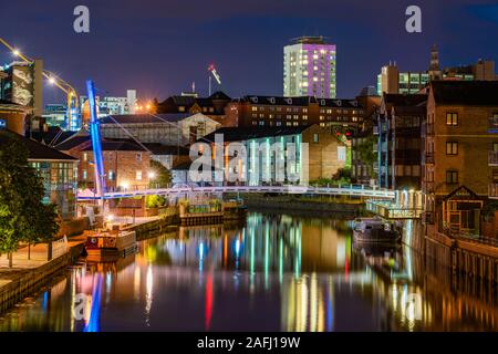 LEEDS, Großbritannien - 13 August: Nachtansicht der Architektur am Flussufer in der Nähe der Innenstadt entlang des Flusses Aire am 13. August 2019 in Leeds Stockfoto