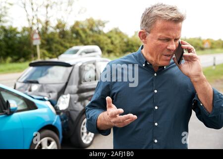 Reife männliche Autofahrer bei Autounfall, Versicherung oder Recovery Service beteiligt Stockfoto