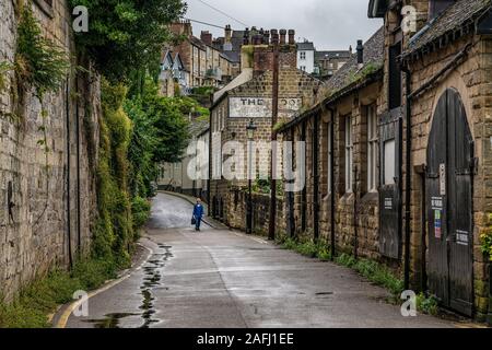 KNARESBOROUGH, Großbritannien - 14 August: Blick von einer Wohnstraße mit traditionellen Stadthäusern am Flussufer am 14. August 2019 in Knaresborou Stockfoto