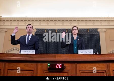 Stellvertretender Sekretär für das US-Verteidigungsministerium Laura Cooper (R) und der Unterstaatssekretär für politische Angelegenheiten, David Hale (L) sind in das Haus permanent Select Committee on Intelligence öffentliche Anhörung über die amtsenthebung Anfrage in US-Präsident Donald J. Trumpf geschworen, auf dem Capitol Hill in Washington, DC, USA, 20. November 2019. Die amtsenthebung Anfrage wird von drei Kongressausschüssen geführt und wurde nach der Beanstandung durch den Whistleblower, behauptet US-Präsident Donald J. Trumpf aus der Präsident der Ukraine um Hilfe gebeten einen politischen Rivalen, Joe B zu untersuchen gestartet Stockfoto