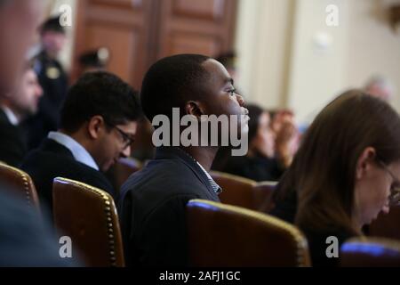Washington, Vereinigte Staaten von Amerika. Nov, 2019 20. Die Menschen sehen aus der public viewing Gallery als United States stellvertretender Verteidigungsminister für Russisch, Ukrainisch und Eurasische Angelegenheiten Laura Cooper und Staatssekretär für politische Angelegenheiten, David Hale bezeugen vor einem Geheimdienstausschusses Anhörung im Rahmen der Heranziehung zur Untersuchung der US-Präsident Donald Trump auf dem Capitol Hill in Washington, USA, 20. November 2019. Foto: Jonathan Ernst/Pool über CNP | Verwendung der weltweiten Kredit: dpa/Alamy leben Nachrichten Stockfoto