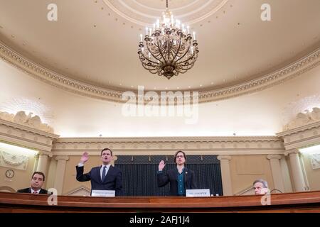 Stellvertretender Sekretär für das US-Verteidigungsministerium Laura Cooper (R) und der Unterstaatssekretär für politische Angelegenheiten, David Hale (L) sind in das Haus permanent Select Committee on Intelligence öffentliche Anhörung über die amtsenthebung Anfrage in US-Präsident Donald J. Trumpf geschworen, auf dem Capitol Hill in Washington, DC, USA, 20. November 2019. Die amtsenthebung Anfrage wird von drei Kongressausschüssen geführt und wurde nach der Beanstandung durch den Whistleblower, behauptet US-Präsident Donald J. Trumpf aus der Präsident der Ukraine um Hilfe gebeten einen politischen Rivalen, Joe B zu untersuchen gestartet Stockfoto