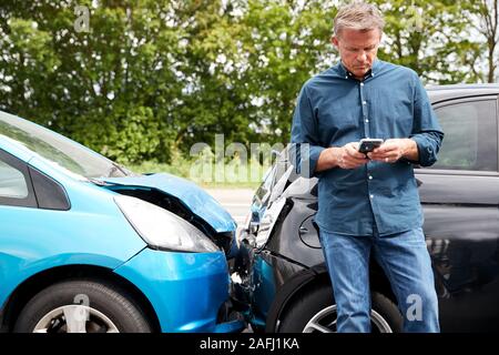 Reife männliche Autofahrer bei Autounfall, Versicherung oder Recovery Service beteiligt Stockfoto