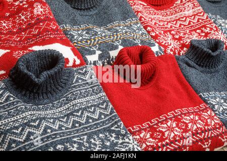 Verschiedene gestrickt Weihnachten rollkragen pullover oder Pullis mit Nordic ornament festgelegten gefaltet Stockfoto