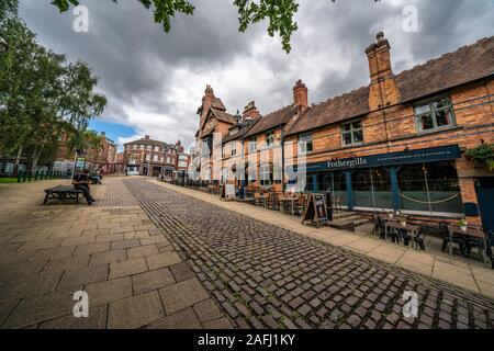 NOTTINGHAM, Großbritannien - 15 August: Dies ist eine Straße mit traditionellen Gebäuden und Kneipen außerhalb des berühmten Nottingham Castle am 15. August 2019 i Stockfoto