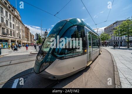 NOTTINGHAM, Großbritannien - 15 August: Dies ist die Straßenbahn auf eine Straßenbahnlinie außerhalb des Old Market Square am 15. August 2019 in Nottingham. Stockfoto