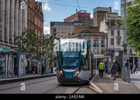 NOTTINGHAM, Großbritannien - 15 August: An der Haltestelle eine Straßenbahnstation außerhalb des Alten Marktplatz im Zentrum der Stadt wartet auf August 15, 2019 in N Stockfoto