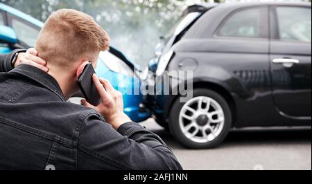 Junge männliche Autofahrer bei Autounfall, Versicherung oder Recovery Service beteiligt Stockfoto