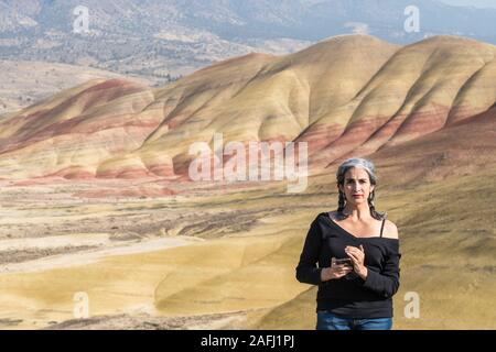 Eine junge Brown Tourist mit grauen Haarbüschel Spaziergänge durch Painted Hills Stockfoto