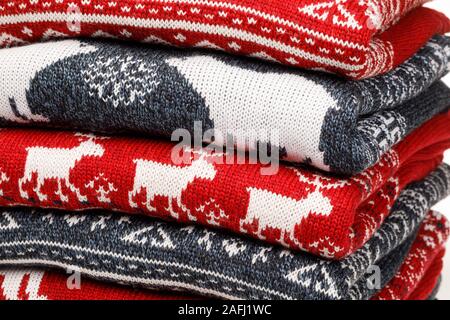 Stapel gefalteter gestrickt Weihnachten rollkragen pullover oder Pullis mit Nordic ornament Nahaufnahme Stockfoto