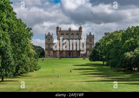 NOTTINGHAM, Großbritannien - 15 August: Blick von th Wollaton Hall Gardens und Deer Park, ein berühmter Reiseziel am 15. August 2019 in Nottingham. Stockfoto