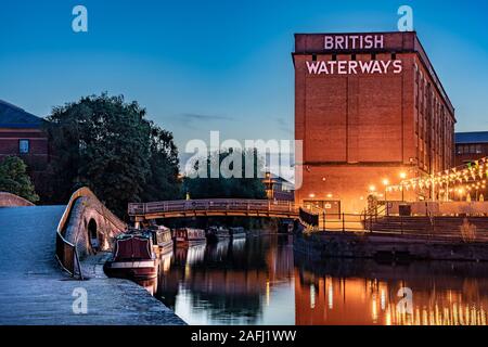 NOTTINGHAM, Großbritannien - 15 August: Dies ist ein abendlicher Blick von Riverside Gebäude und den Kanal auf Schloss Wharf am 15. August 2019 in Nottingham. Stockfoto