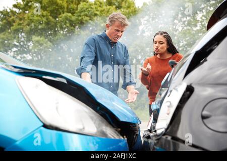 Zwei verärgerte Autofahrer Argumentieren über Verantwortung für Autounfall Stockfoto