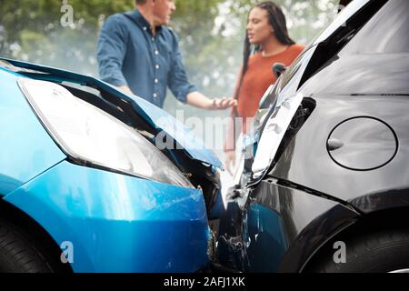 Zwei verärgerte Autofahrer Argumentieren über Verantwortung für Autounfall Stockfoto