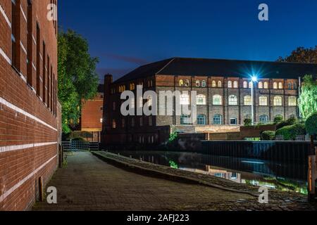 NOTTINGHAM, Großbritannien - 15 August: Dies ist ein abendlicher Blick industriellen Stil alte Gebäude am Flussufer am 15. August 2019 in Nottingham. Stockfoto