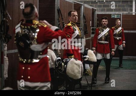 Hinter den Kulissen der Household Cavalry Regiment montiert vor Ihrer Leistung dieses Jahr bei Olympia, die London International Horse Show, UK. Stockfoto