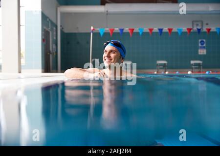 Männliche Schwimmer, Tragen, Hut und Brille Training im Schwimmbad Stockfoto