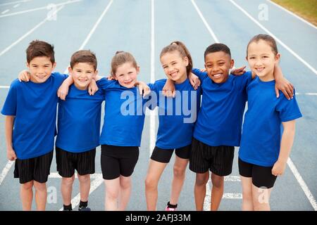 Portrait von Kindern in der Athletik Team am Tag des Sports Stockfoto