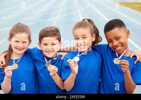 Portrait von Kindern zeigen, ein Sieger Medaillen auf Sport Tag