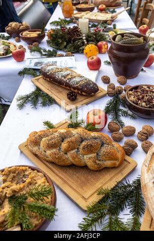 Weihnachten Essen auf den Tisch dekorieren mit Weihnachtsbaum Stockfoto