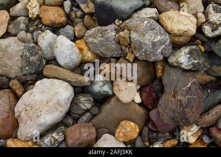 Textur von kleinen Steinen in verschiedenen Farben und Formen Stockfoto