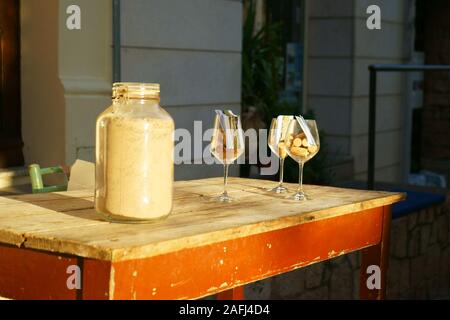Weinfest - Gläser Wein auf Holztisch in Sant'Antioco, Sardinien, Italien Stockfoto