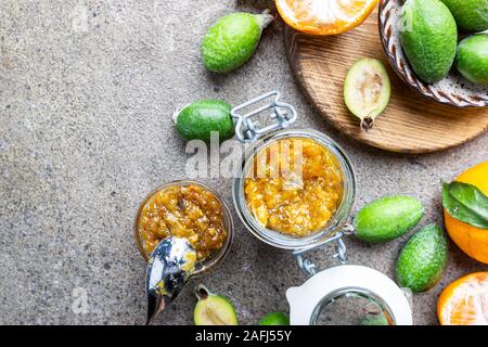 Tropische Früchte bewahrt, hausgemachte feijoa und Tangerine jam mit frischen Früchten, Ansicht von oben Stockfoto