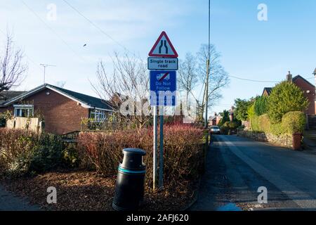 Single Track Road mit Ungeeignet für LKW-SAT NAV Zeichen, England, UK. Stockfoto