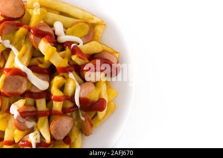 Typische Lateinamerika Salchipapa. Würstchen mit Pommes, Ketchup, Senf, Mayo auf weißem Hintergrund. Ansicht von oben. Platz kopieren Stockfoto