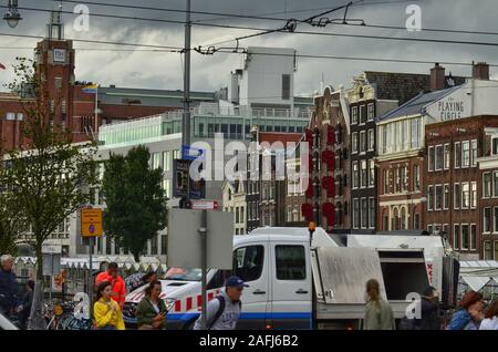 Amsterdam, Holland, August 2019. Im historischen Zentrum, ein typisches Gebäude mit charakteristischen roten Fenster Türen. Stockfoto