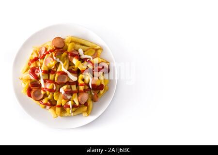 Typische Lateinamerika Salchipapa. Würstchen mit Pommes, Ketchup, Senf, Mayo auf weißem Hintergrund. Ansicht von oben. Platz kopieren Stockfoto