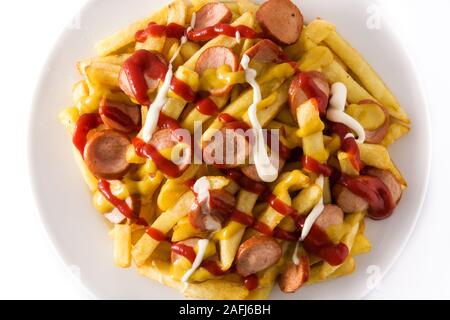 Typische Lateinamerika Salchipapa. Würstchen mit Pommes, Ketchup, Senf, Mayo auf weißem Hintergrund. Ansicht von oben. Stockfoto