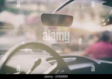 Abstrakte Ansicht aus dem Inneren eines Autos Stockfoto