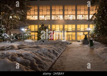 Der Eingang ins Gebäude durch den Winter Park am späten Abend Stockfoto