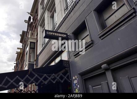 Amsterdam, Holland, August 2019. Das Zeichen von einem der vielen Cafés in der Altstadt. Regentag. Stockfoto