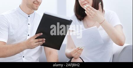 Kollegen diskutieren neue geschäftliche Dokumente in der Lobby Stockfoto
