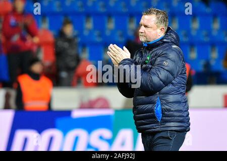 Pilsen, Tschechische Republik. 15 Dez, 2019. Pavel Vrba, Tschechische Cheftrainer des FC Viktoria Pilsen, während sein letztes Match in der Club gesehen wird, am 15. Dezember 2019, in Pilsen, Tschechische Republik. Vrba endete als Haupttrainer in Pilsen nach 32 Monaten und er wird das Coaching der bulgarischen Meister Ludogorec Razgrad ab Januar 2020, Pilsen Club auf seiner Website angekündigt am 16. Dezember 2019. Zusammen mit Vrba, Plzen Assistant Coach Zdenek Becka und Torwarttrainer Martin Tichacek die Razgrad Club beitreten. Credit: Miroslav Chaloupka/CTK Photo/Alamy leben Nachrichten Stockfoto